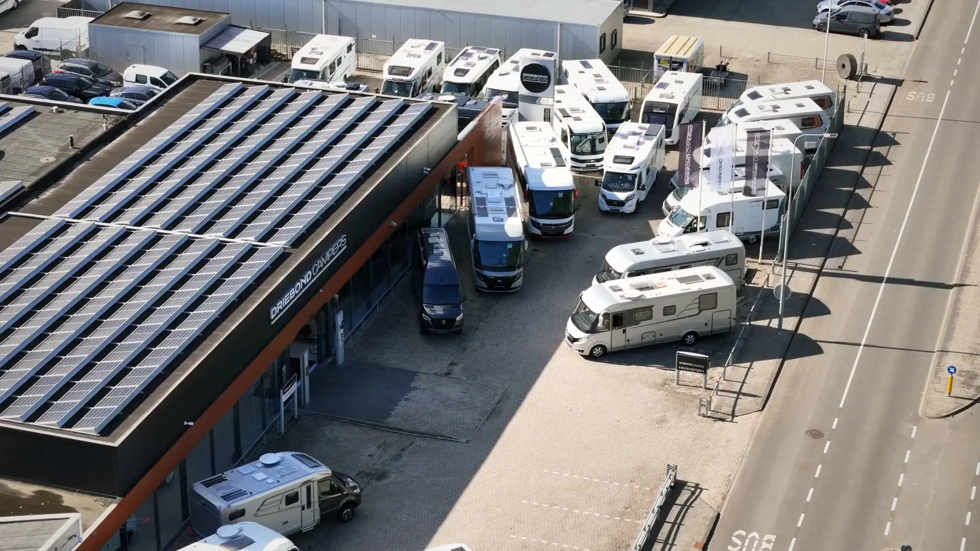 Luchtfoto van Driebond Campers met de showroom en campers in Groningen