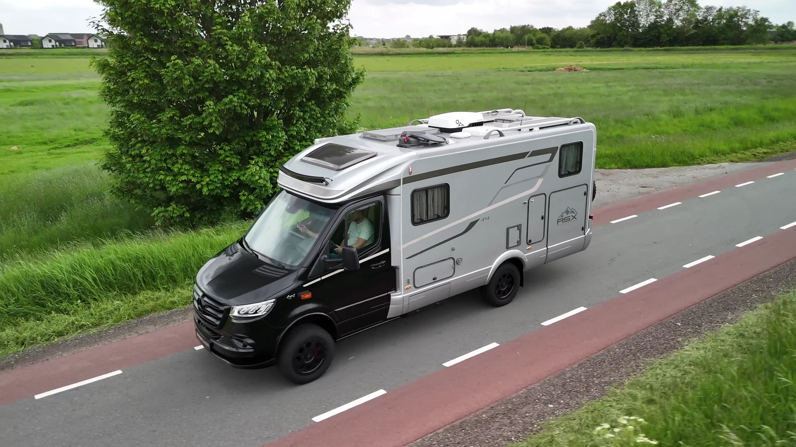 Een camper van Driebond Campers onderweg door het Groningse landschap
